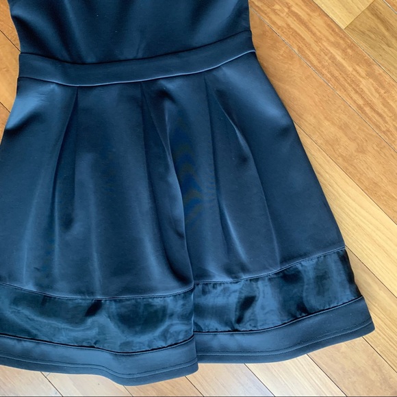 Flattering Black Dress - Picture 2 of 7